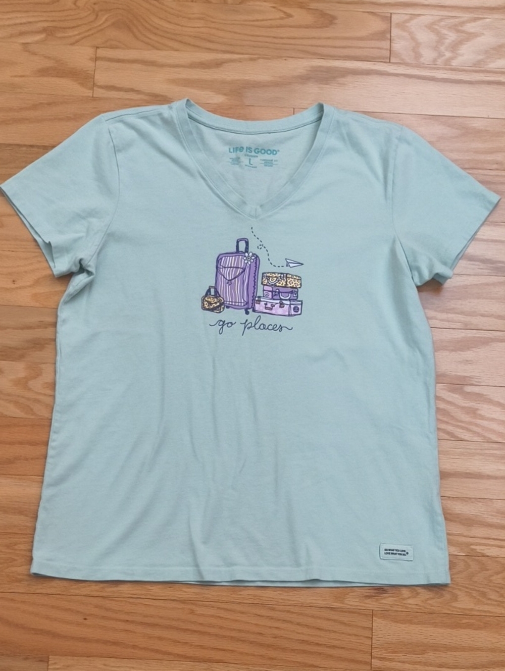 Life Is Good Crusher Short Sleeve Travel V-Neck Tee Luggage Graphic Size L GU